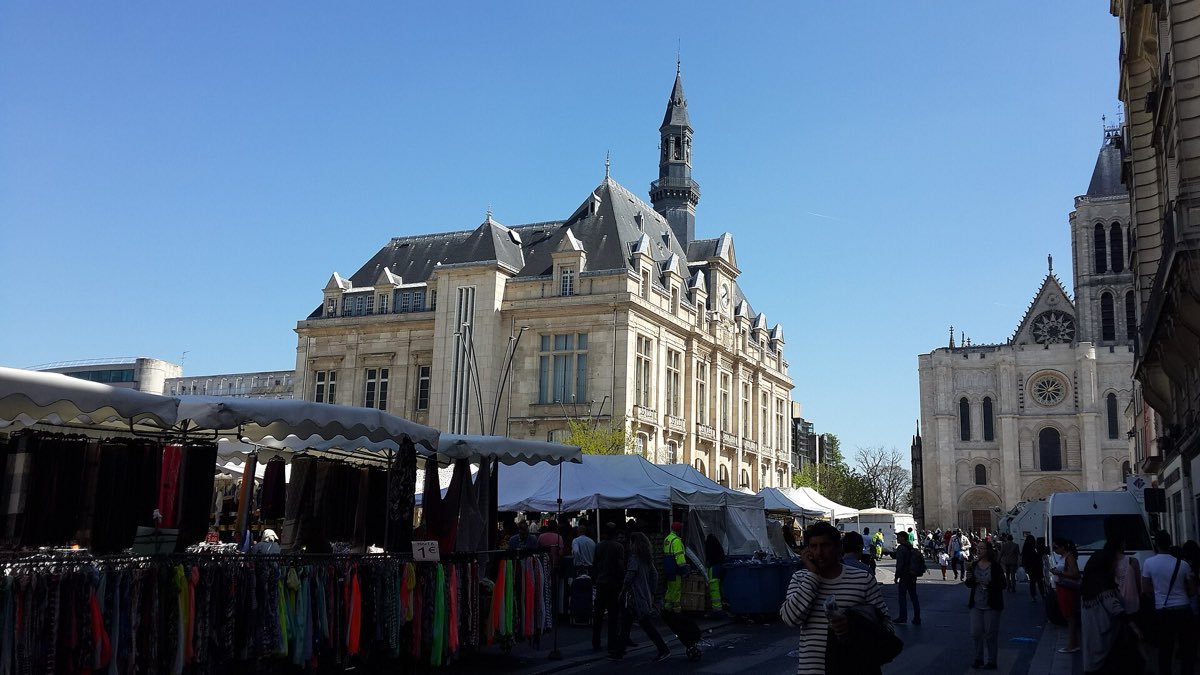 Le marché de Saint-Denis avec la basilique cathédrale de Saint-Denis en arrière-plan