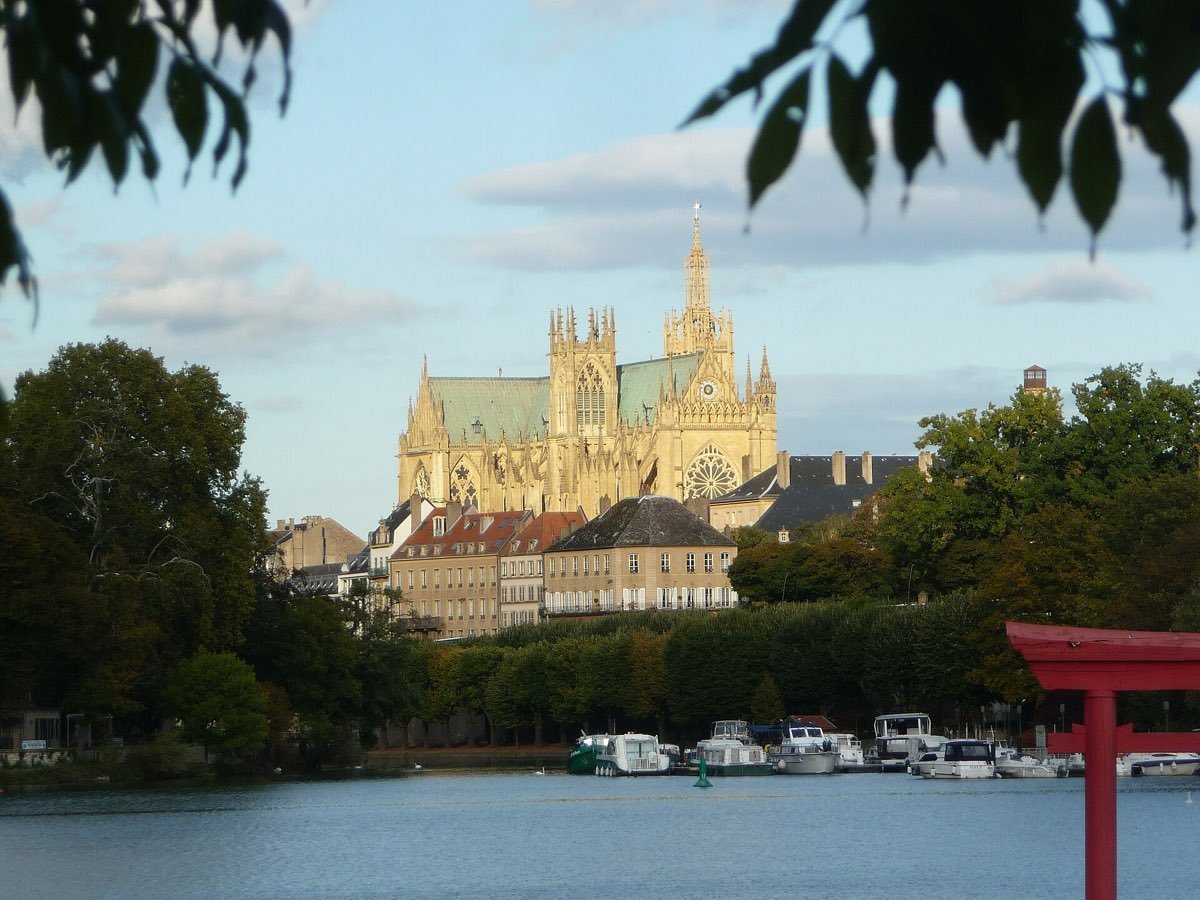La cathédrale Saint-Étienne de Metz vue depuis les bords de la Moselle