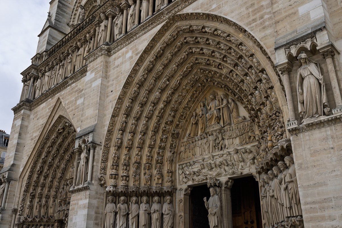 La façade ouest de la cathédrale Notre-Dame de Paris après sa restauration