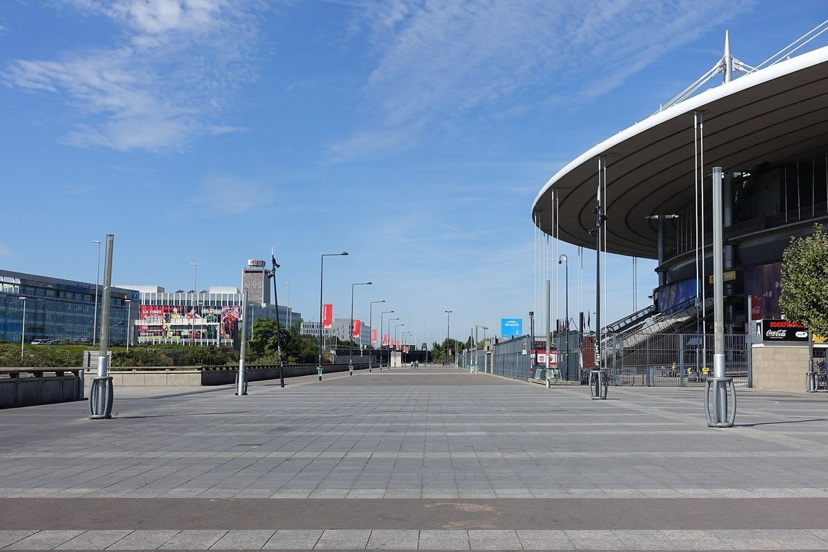 L'esplanade du Stade de France à Saint-Denis, en Seine-Saint-Denis