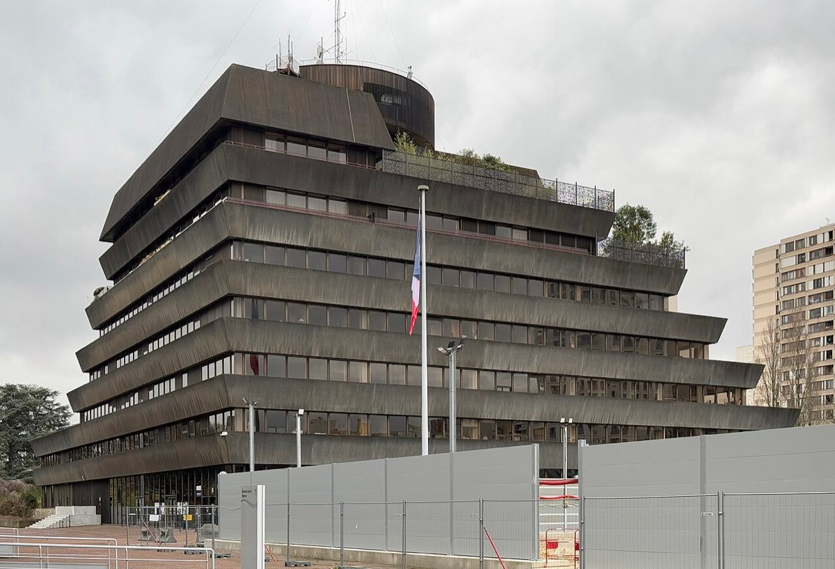 Le bâtiment en gradins de la préfecture de la Seine-Saint-Denis à Bobigny, sous un ciel gris
