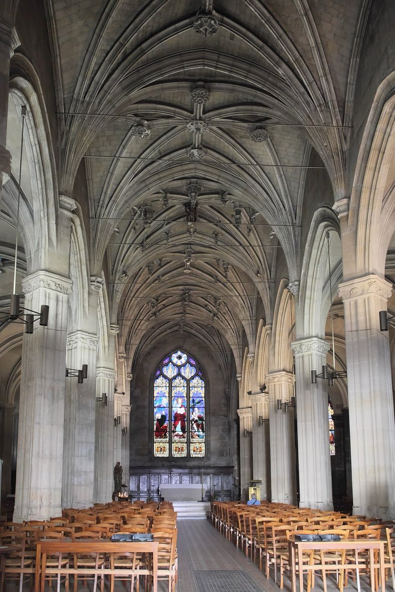 Nef de l'église Notre-Dame des Vertus d'Aubervilliers, voûtes gothiques à nervures et vitrail du chœur