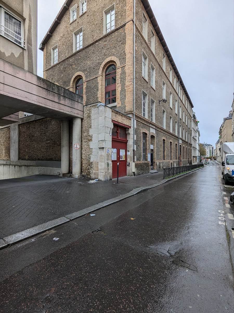 Façade de la Maison Bakhita, rue Jean Cottin, dans le 18e arrondissement de Paris, rue vide