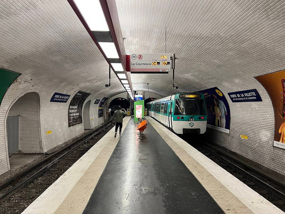 Le boulevard et les immeubles de la Porte de la Villette, à la limite de Paris et d'Aubervilliers