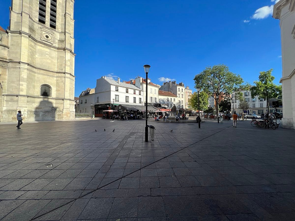 La place de la Mairie d'Aubervilliers, avec le clocher de l'église Notre-Dame des Vertus à gauche
